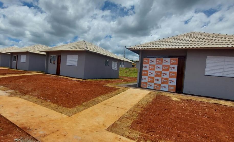 Com apoio do Estado, Cohapar entrega novas moradias para famílias de Andirá