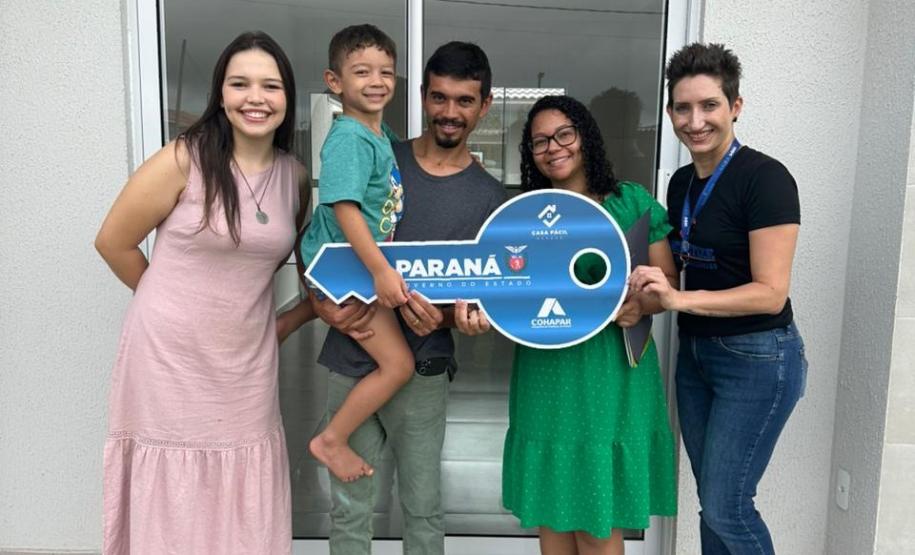 Mais 42 famílias de Campo Mourão recebem as chaves da casa própria com a ajuda do Governo do Estado