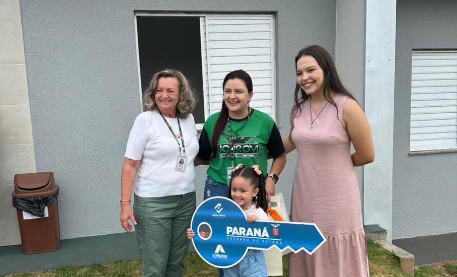 Mais 42 famílias de Campo Mourão recebem as chaves da casa própria com a ajuda do Governo do Estado