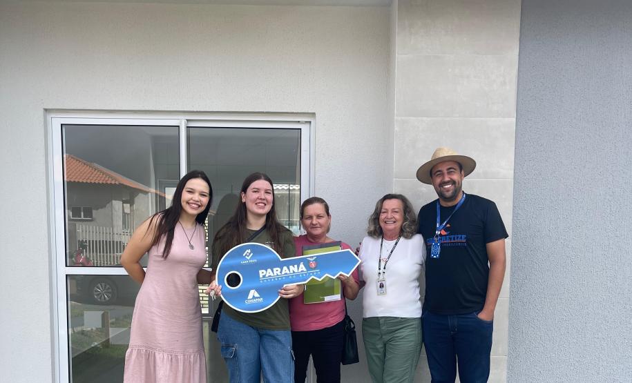 Mais 42 famílias de Campo Mourão recebem as chaves da casa própria com a ajuda do Governo do Estado