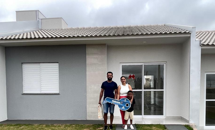 Mais 42 famílias de Campo Mourão recebem as chaves da casa própria com a ajuda do Governo do Estado