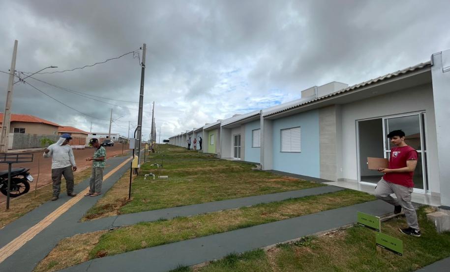 Mais 42 famílias de Campo Mourão recebem as chaves da casa própria com a ajuda do Governo do Estado