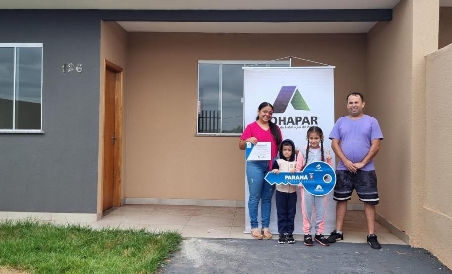 56 famílias de Paiçandu recebem as chaves da casa própria com a ajuda do Casa Fácil Paraná