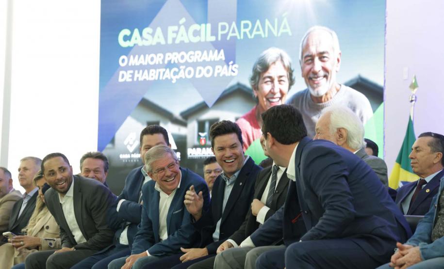 Convênio entre Cohapar e Sanepar vai levar banheiros a mais de 3 mil residências