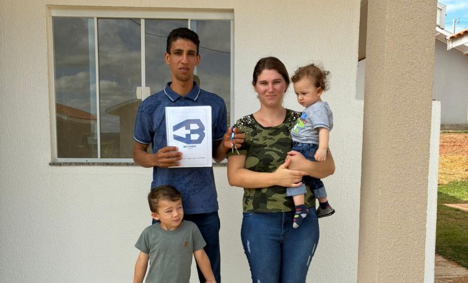 48 famílias de Japira recebem as chaves da moradia própria com apoio do Casa Fácil