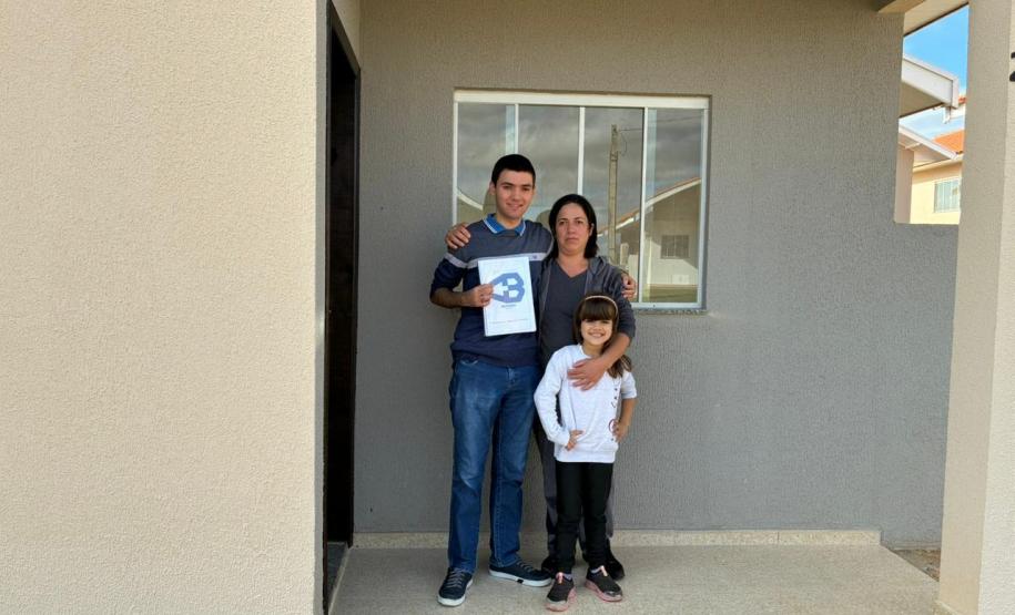 48 famílias de Japira recebem as chaves da moradia própria com apoio do Casa Fácil