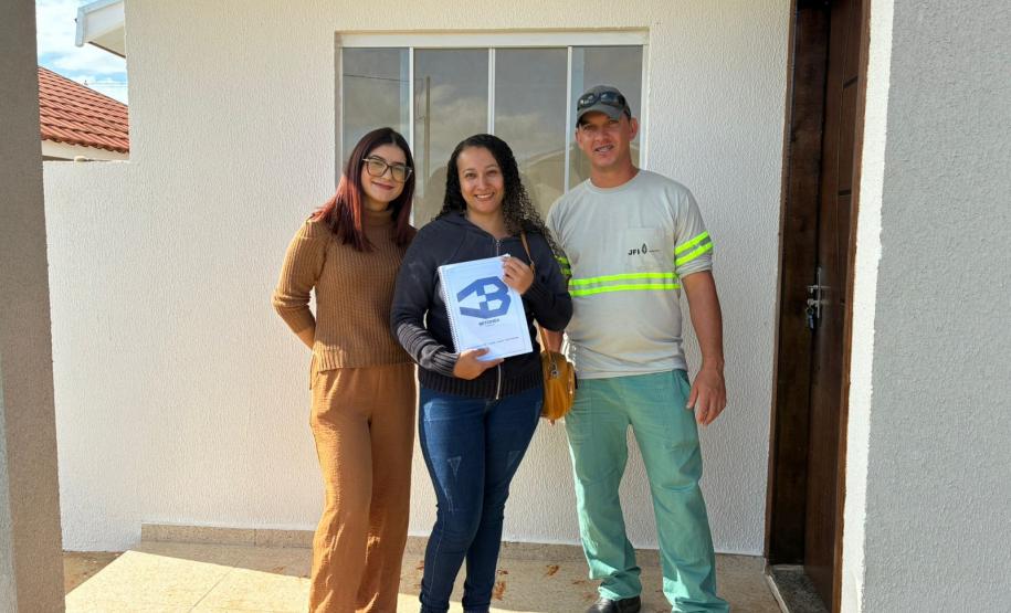 48 famílias de Japira recebem as chaves da moradia própria com apoio do Casa Fácil