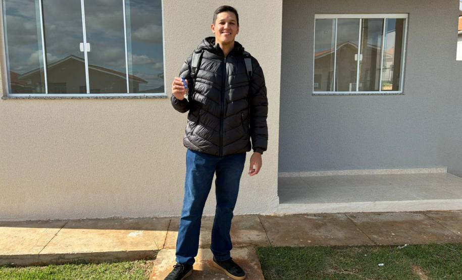 48 famílias de Japira recebem as chaves da moradia própria com apoio do Casa Fácil