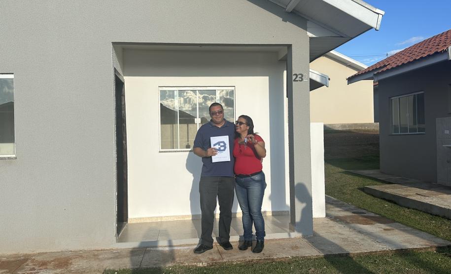48 famílias de Japira recebem as chaves da moradia própria com apoio do Casa Fácil