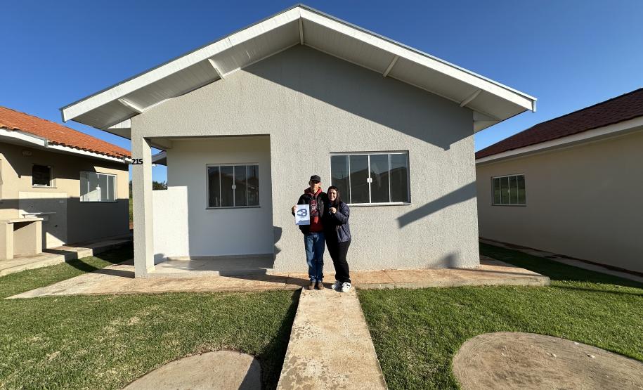 48 famílias de Japira recebem as chaves da moradia própria com apoio do Casa Fácil