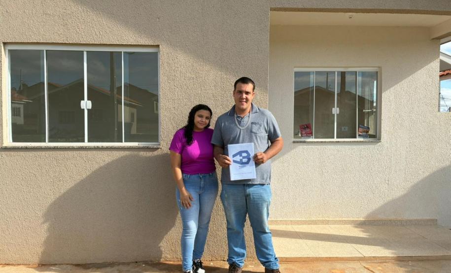 48 famílias de Japira recebem as chaves da moradia própria com apoio do Casa Fácil