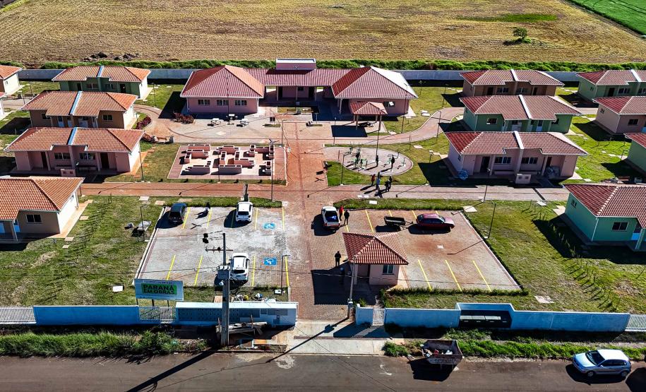 Com piscina e mobília, Ratinho Junior inaugura Condomínio do Idoso de Arapongas
