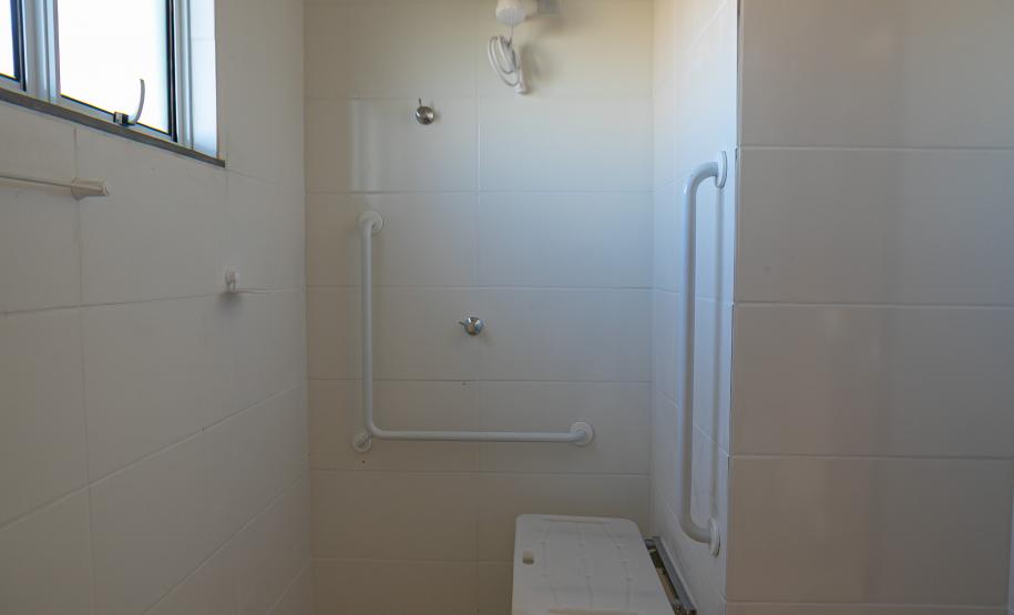 Com piscina e mobília, Ratinho Junior inaugura Condomínio do Idoso de Arapongas