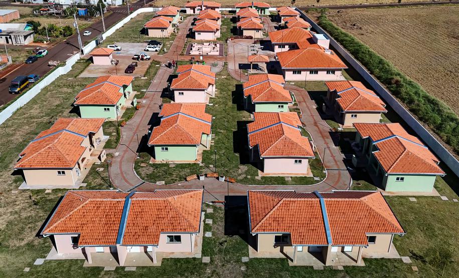 Com piscina e mobília, Ratinho Junior inaugura Condomínio do Idoso de Arapongas