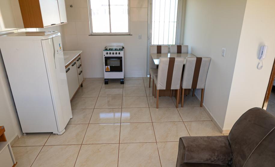 Com piscina e mobília, Ratinho Junior inaugura Condomínio do Idoso de Arapongas