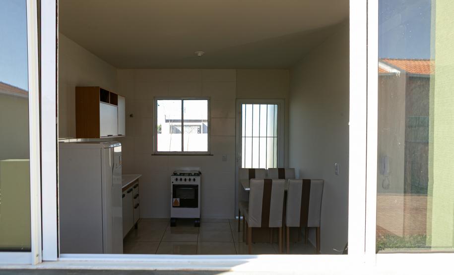 Com piscina e mobília, Ratinho Junior inaugura Condomínio do Idoso de Arapongas