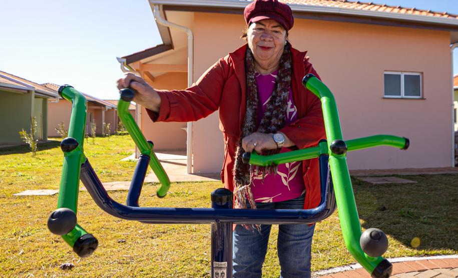 Com piscina e mobília, Ratinho Junior inaugura Condomínio do Idoso de Arapongas