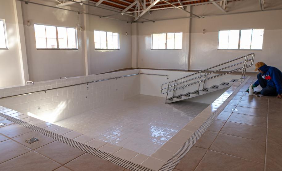 Com piscina e mobília, Ratinho Junior inaugura Condomínio do Idoso de Arapongas