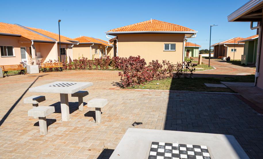 Com piscina e mobília, Ratinho Junior inaugura Condomínio do Idoso de Arapongas