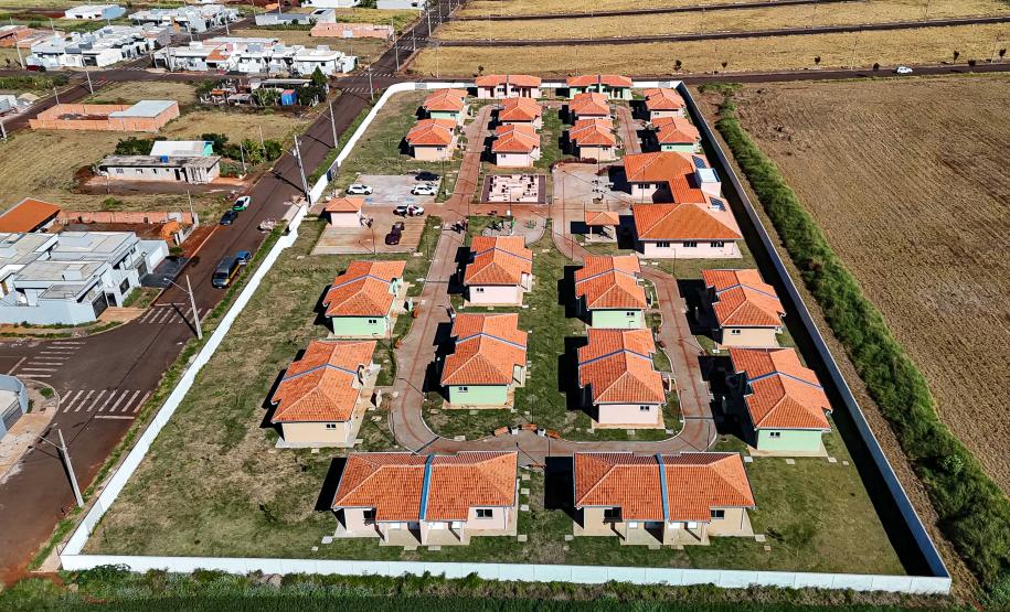 Com piscina e mobília, Ratinho Junior inaugura Condomínio do Idoso de Arapongas