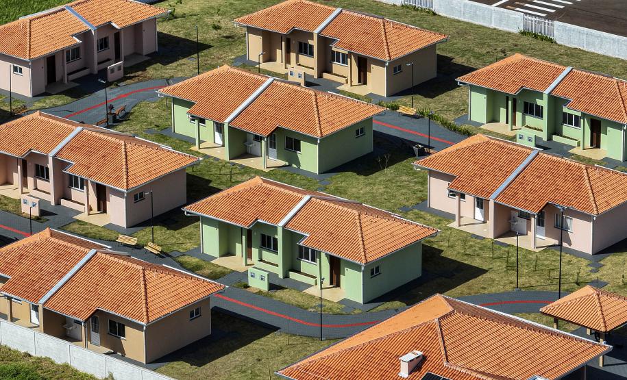 Com piscina e mobília, Ratinho Junior inaugura Condomínio do Idoso de Arapongas