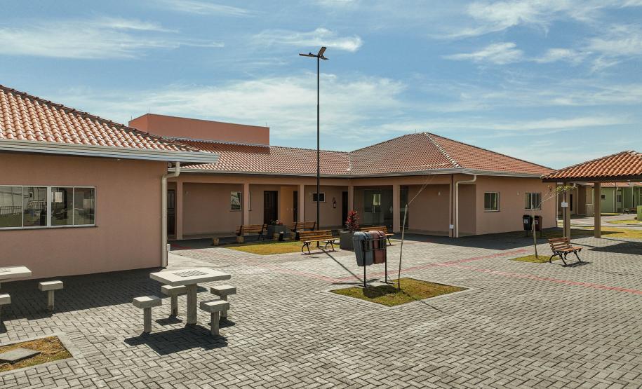 Com piscina e mobília, Ratinho Junior inaugura Condomínio do Idoso de Arapongas