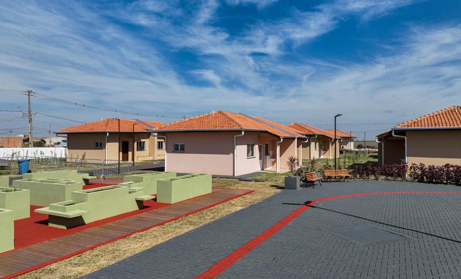 Com piscina e mobília, Ratinho Junior inaugura Condomínio do Idoso de Arapongas