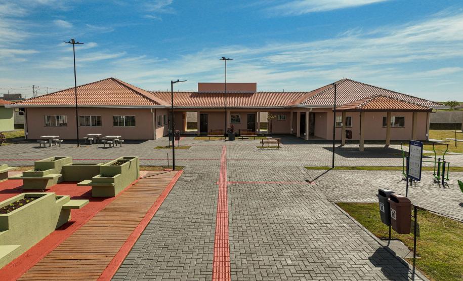 Com piscina e mobília, Ratinho Junior inaugura Condomínio do Idoso de Arapongas