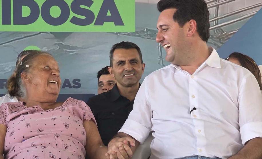 Com piscina e mobília, Ratinho Junior inaugura Condomínio do Idoso de Arapongas