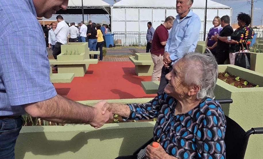 Com piscina e mobília, Ratinho Junior inaugura Condomínio do Idoso de Arapongas