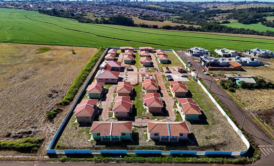 Com piscina e mobília, Ratinho Junior inaugura Condomínio do Idoso de Arapongas
