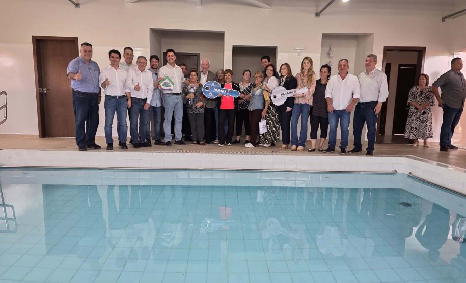 Com piscina e mobília, Ratinho Junior inaugura Condomínio do Idoso de Arapongas