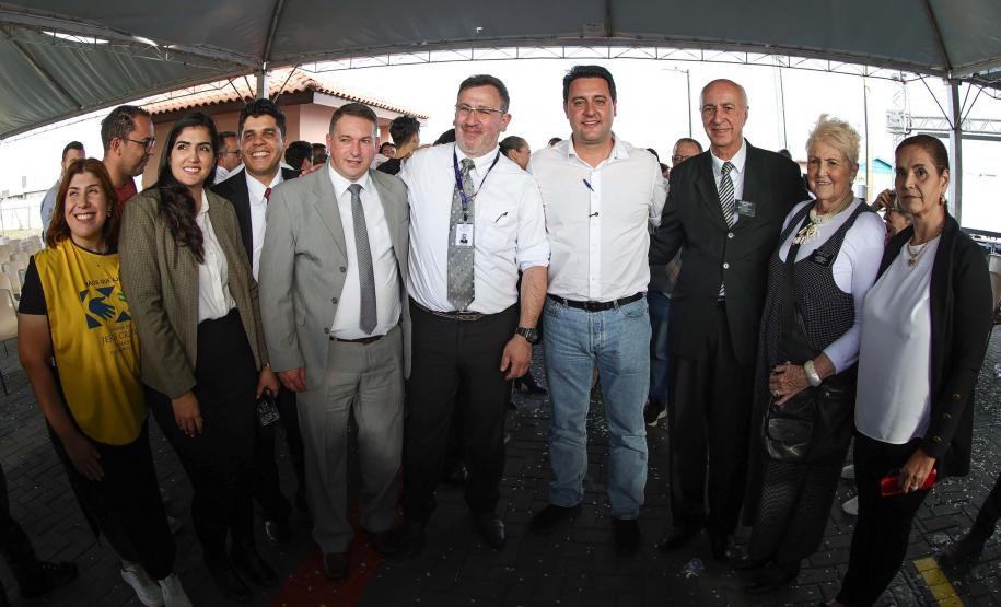 Com piscina e mobília, Ratinho Junior inaugura Condomínio do Idoso de Arapongas