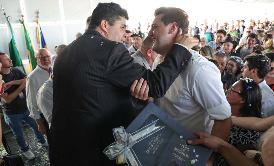 Com piscina e mobília, Ratinho Junior inaugura Condomínio do Idoso de Arapongas