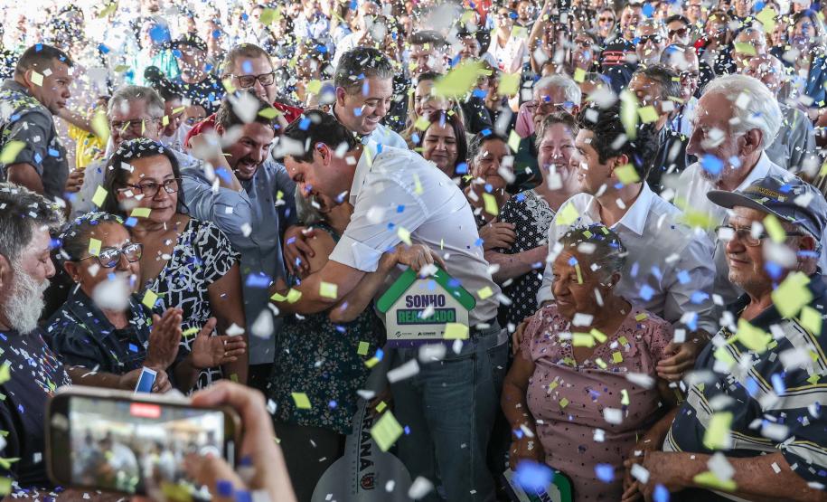 Com piscina e mobília, Ratinho Junior inaugura Condomínio do Idoso de Arapongas