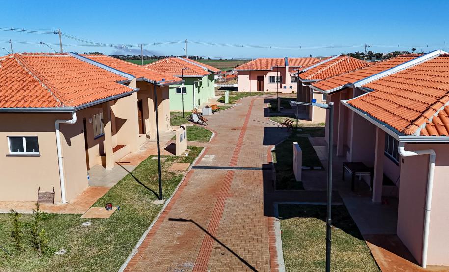 Com piscina e mobília, Ratinho Junior inaugura Condomínio do Idoso de Arapongas