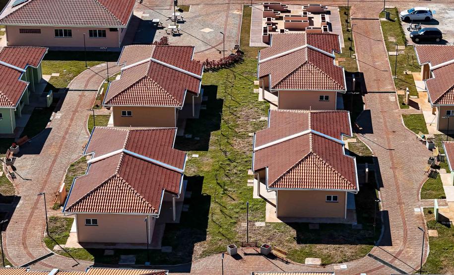 Com piscina e mobília, Ratinho Junior inaugura Condomínio do Idoso de Arapongas