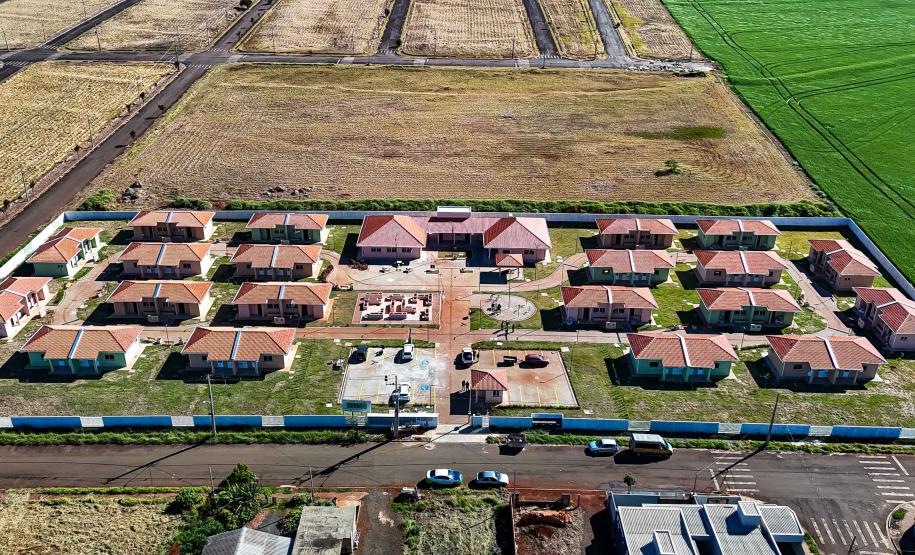 Com piscina e mobília, Ratinho Junior inaugura Condomínio do Idoso de Arapongas