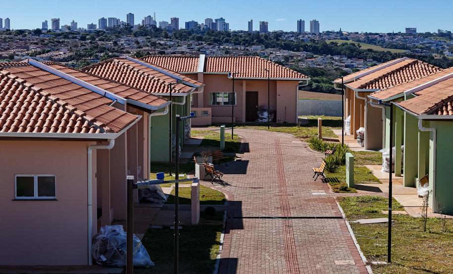 Com piscina e mobília, Ratinho Junior inaugura Condomínio do Idoso de Arapongas