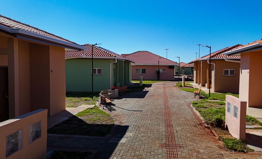 Com piscina e mobília, Ratinho Junior inaugura Condomínio do Idoso de Arapongas