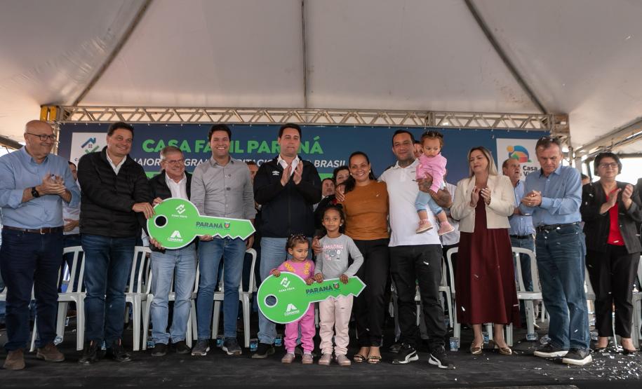 Ratinho Junior inaugura conjunto residencial com 51 casas em Guapirama