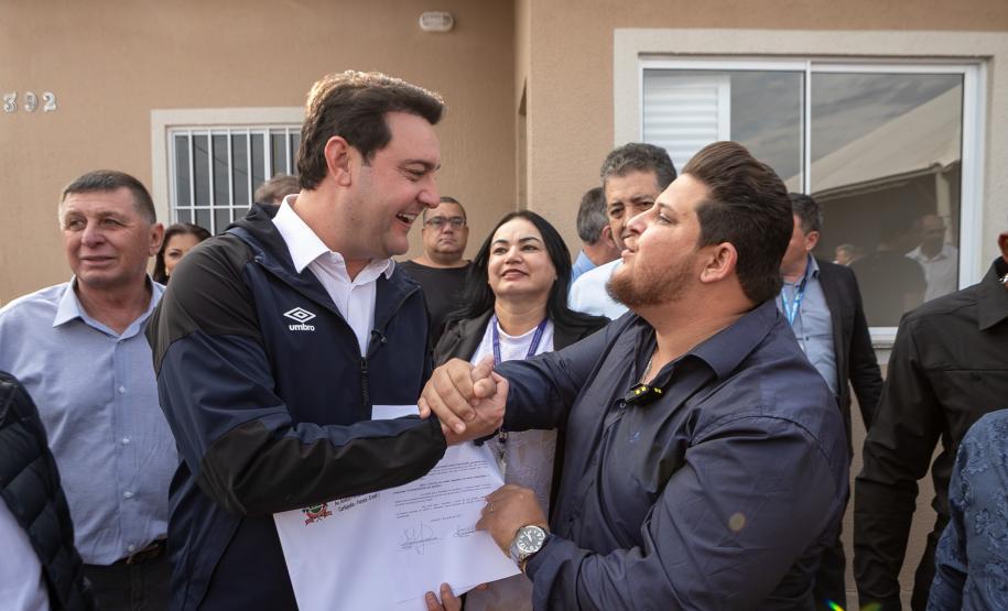 Ratinho Junior inaugura conjunto residencial com 51 casas em Guapirama