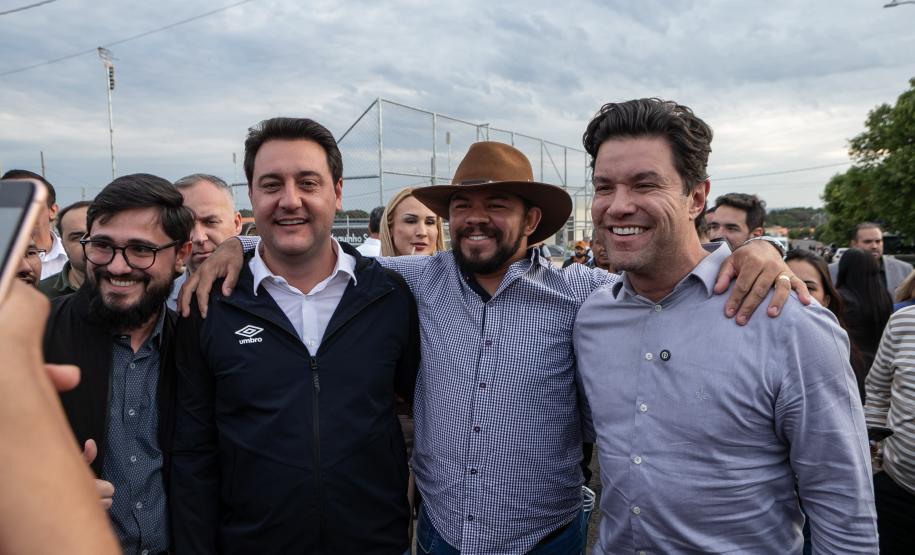 Ratinho Junior inaugura conjunto residencial com 51 casas em Guapirama