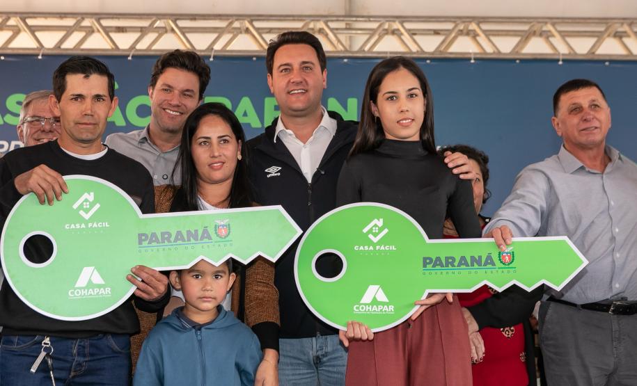 Ratinho Junior inaugura conjunto residencial com 51 casas em Guapirama