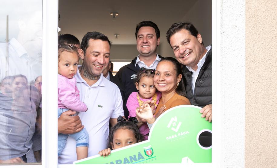 Ratinho Junior inaugura conjunto residencial com 51 casas em Guapirama