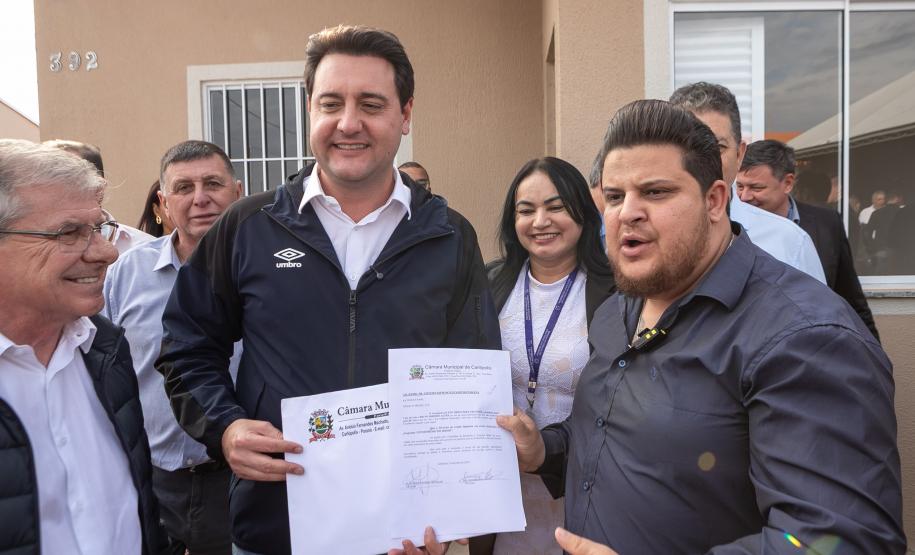 Ratinho Junior inaugura conjunto residencial com 51 casas em Guapirama