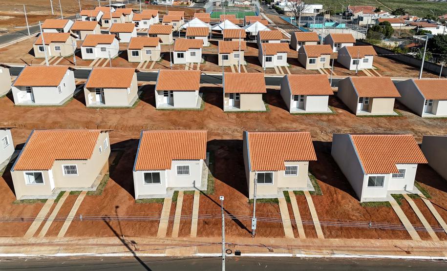 Ratinho Junior inaugura conjunto residencial com 51 casas em Guapirama