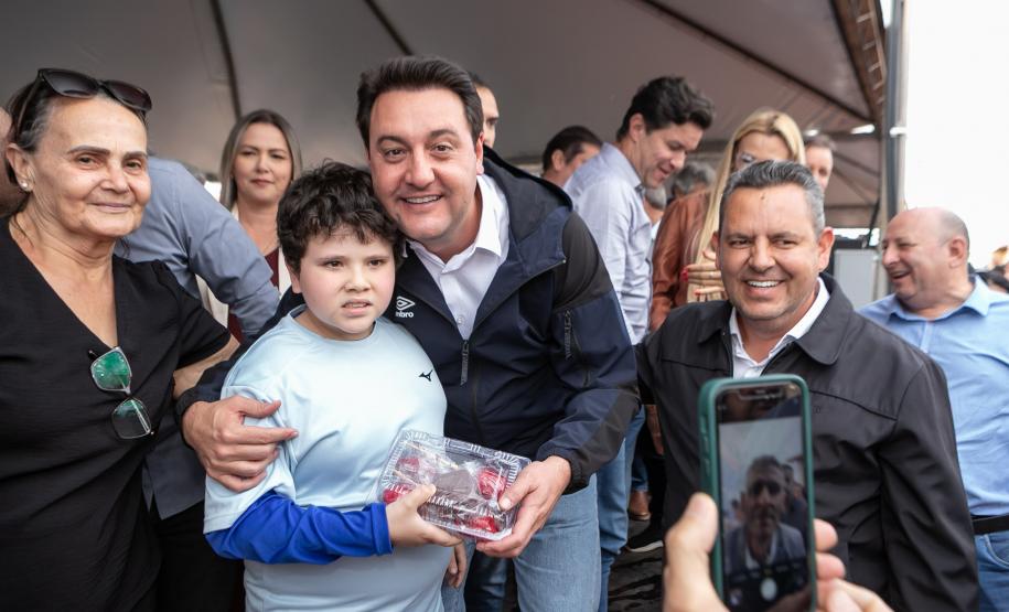 Ratinho Junior inaugura conjunto residencial com 51 casas em Guapirama