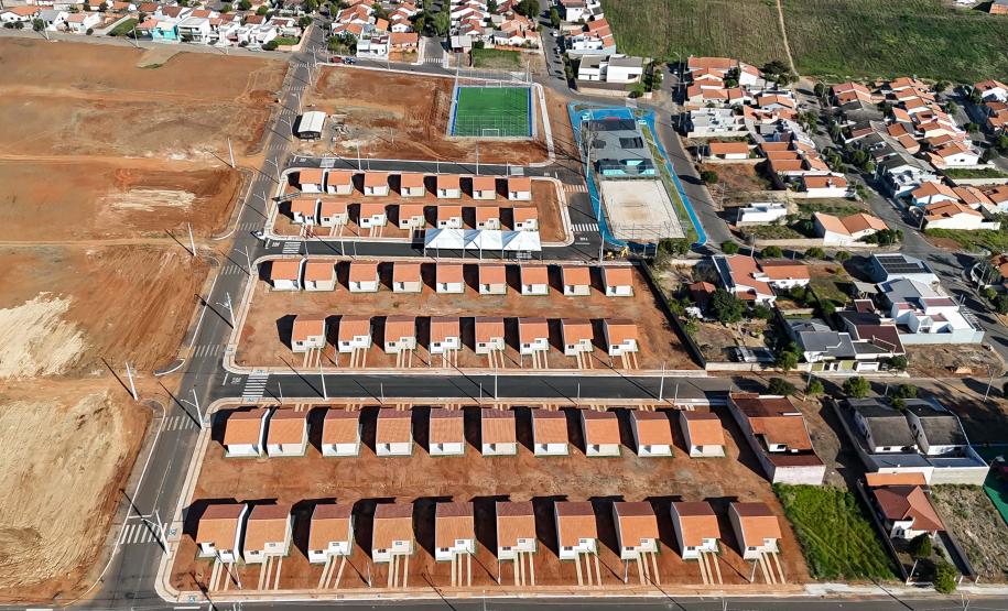 Ratinho Junior inaugura conjunto residencial com 51 casas em Guapirama