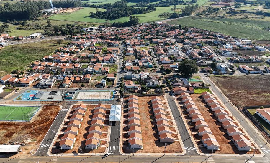 Ratinho Junior inaugura conjunto residencial com 51 casas em Guapirama